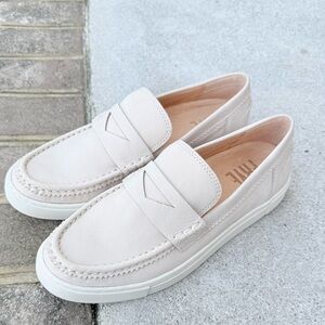 Frye Women’s Ivy Slip On Loafers. Size 8M. Color Ivory.